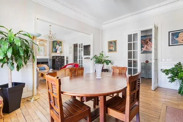 Spacious 3 Bedrooms 135 M & Privative Parking Lägenhet *