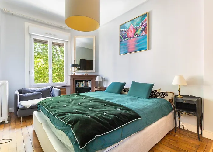 Spacious 3 Bedrooms 135 M & Privative Parking Lägenhet *