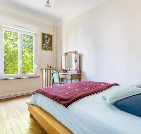 Spacious 3 Bedrooms 135 M & Privative Parking Apartment *