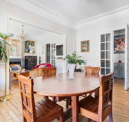 Spacious 3 Bedrooms 135 M & Privative Parking Apartmán *