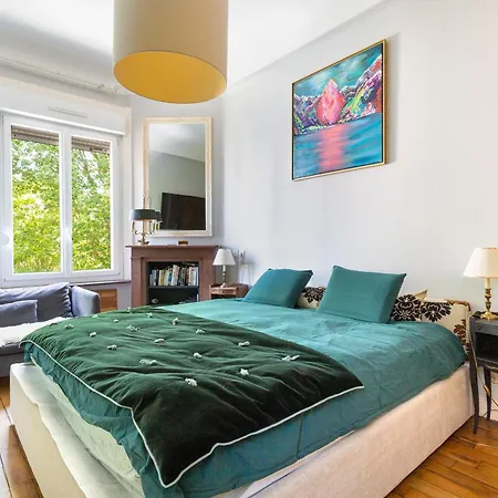 Spacious 3 Bedrooms 135 M & Privative Parking דירה *
